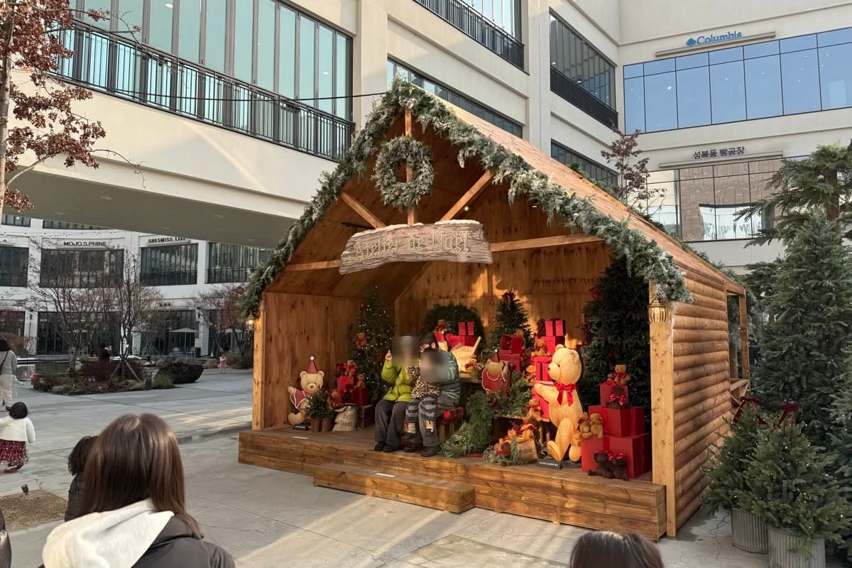 maison de Noël dans un centre commercial, région de Séoul, décembre 2025